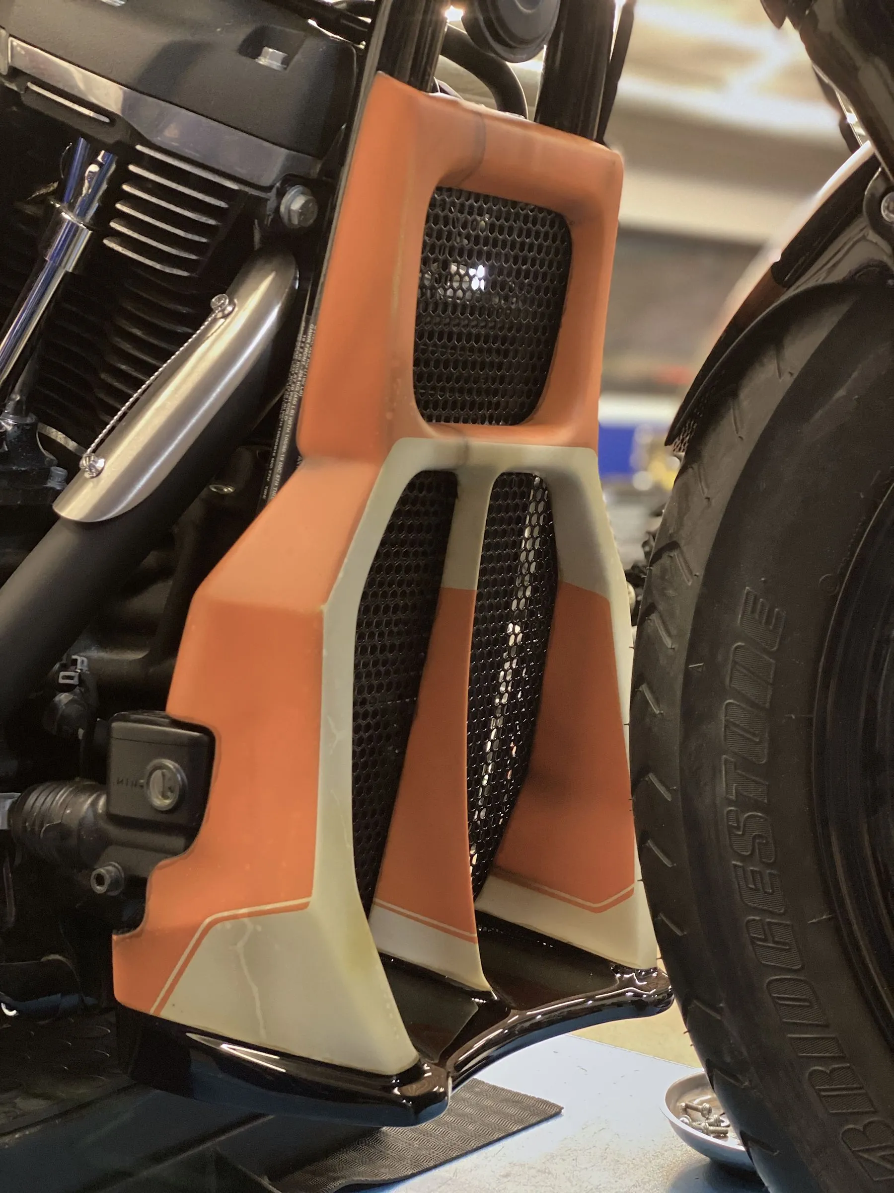 Cache Radiateur Supérieur Pour Harley Softail 2018-2023 - Breakout, Fat Bob, Street Bob, Low Rider - Chrome Ou Noir Brillant