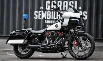 Two Brothers Racing 2-Into-1 Shorty Racing Exhaust in Black Finish For 2018-2023 Softail Sport Glide, Heritage & Low Rider ST Models (005-5120199-BSG)